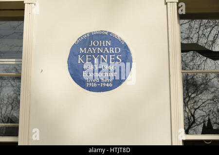 Blue plaque - John Maynard Keynes, 1883-1946, economist, lived here 1916-1946, 46 Gordon Square, Bloomsbury, Camden, WC1, UK Stock Photo