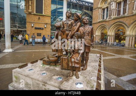Kindertransport - The Arrival memorial with unidentified people. Its a bronze sculpture by Frank Meisler, located in the forecourt of Liverpool Street Stock Photo