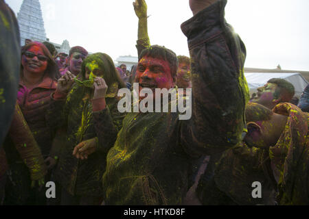 Lemont, Illinois, USA. 12th Mar, 2017. Hindu's and other participants celebrate the ''˜festival of color,'' also know as Holi at The Hindu Temple of Greater Chicago in Lemont, Illinois by throwing color powders into the air and on to each other. Credit: Rick Majewski/ZUMA Wire/Alamy Live News Stock Photo