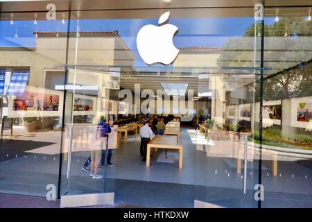 Newport Beach, California, USA. 8th Mar, 2017. The front entrance of the Apple computers store with logo and large glass windows showing reflections at Fashion Island in Newport Beach. Credit: Ruaridh Stewart/ZUMA Wire/Alamy Live News Stock Photo