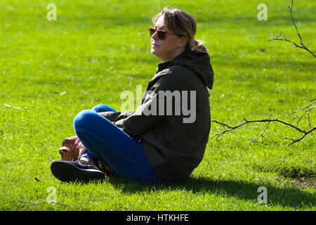 St James Park, London, UK. 13th Mar, 2017. UK Weather. People enjoy in St James Park on a sunny and warm afternoon. Credit: Dinendra Haria/Alamy Live News Stock Photo