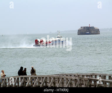 Hovercraft departs from Southsea Sea Front, Portsmouth, Hampshire, England, UK, passing Spitbank Fort, one of the Palmerston Forts in the Solent Stock Photo
