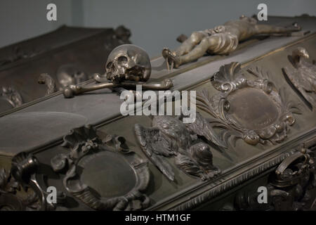 Skull and bones depicted on the sarcophagus of Queen Eleanor of Poland (1653 - 1697) in the Kaisergruft (Imperial Crypt) in Vienna, Austria. Queen Eleanor was a daughter of Holy Roman Emperor Ferdinand III and a sister of Holy Roman Emperor Leopold I. She was a wife of King Michael I of Poland (Michal Korybut Wisniowiecki) and later a wife of Charles IV, Duke of Lorraine. Stock Photo