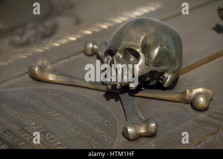 Skull and bones depicted on the sarcophagus of Archduchess Maria Josepha (1687 - 1703) in the Kaisergruft (Imperial Crypt) in Vienna, Austria. Archduchess Maria Josepha was a daughter of Holy Roman Emperor Leopold I and died at age 16. Stock Photo