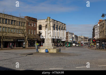 Taunton town centre war memorial and cross, with shops Stock Photo