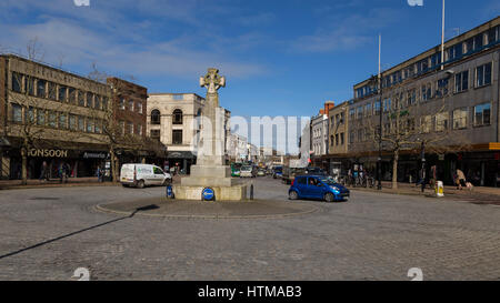 Taunton town centre war memorial and cross, with shops Stock Photo