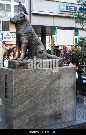 Bronze Hachiko Memorial Statue at Hachiko Square, Shibuya train Station, Tokyo Japan. Stock Photo