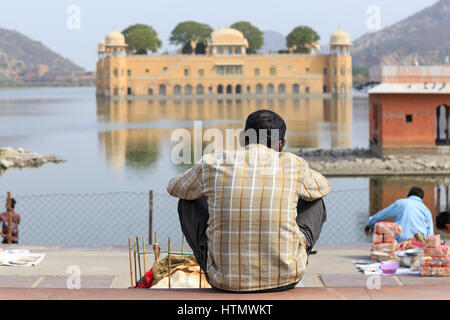 Seller at Jal Mahal water palace, Jaipur, India Stock Photo