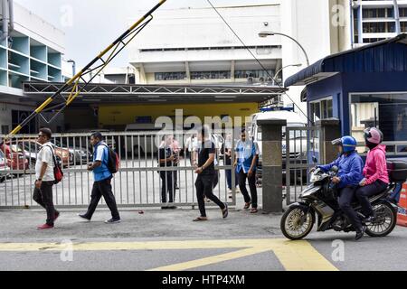 Kuala Lumpur, MALAYSIA. 14th Mar, 2017. Group of Malaysian pictured at the gate of the forensics wing of the Hospital Kuala Lumpur on March 14, 2017. Where the body of Kim Jong-Nam is being kept. The murder of the half-brother of North Korea's leader Kim Jong-Un last month in Kuala Lumpur International Airport. Credit: Chris Jung/ZUMA Wire/Alamy Live News Stock Photo