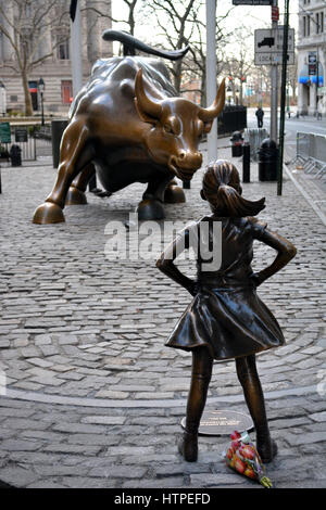 'The Fearless Girl' statue facing the Charging Bull on Broadway in Lower Manhattan. Stock Photo