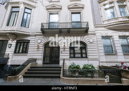 The Clarence Whitman Mansion in the Upper East Side neighborhood of New York on Friday, March 10, 2017. The Chinese billionaire, Huang Guangyu, known as the 'Bill Gates of China' has closed on the mansion for $41.5 million. The six-story neo-Renaissance style townhouse was purchased under an LLC but the Justice Dept. has been investigating due to complaints that LLC purchases are used to launder cash. Huang is currently serving a 14 year prison term for bribery and money laundering. The building was purchased from Bungo Shimada, a Japanese philanthropist. (© Richard B. Levine) Stock Photo