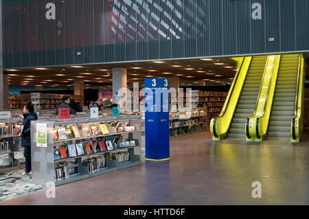 Book shelves and escalators in the Living Room on Level 3  of Seattle Central Library building in downtown Seattle, Washington state, USA Stock Photo