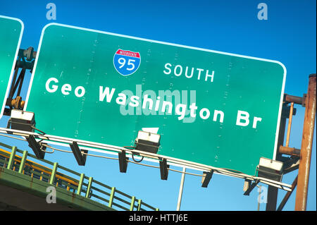 Directional sign on Interstate 95 southbound towards George Washington bridge, New York City, USA Stock Photo