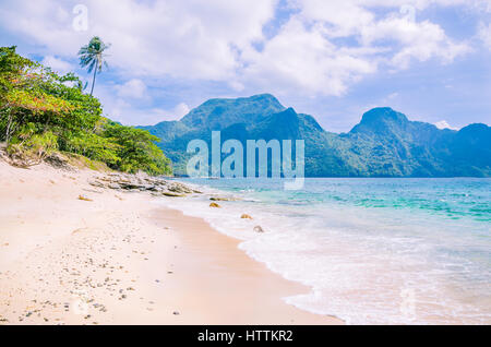 Stunning beach on Helicopter Island in the Bacuit archipelago in El Nido, Cadlao Island in Background, Palawan, Philippines Stock Photo