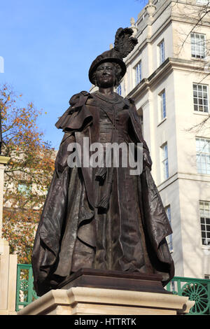 Statue of Elizabeth The Queen Mother, Carlton Gardens, Pall Mall, London City, England Stock Photo