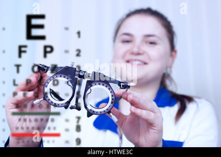 Optometrist holding messbrille in ophthalmology clinic Stock Photo