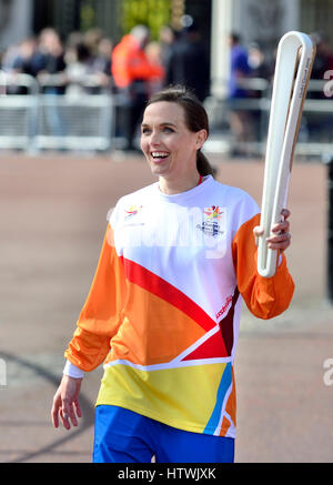 London, UK. Start of the Queen's Commonwealth Games Baton Relay, at Buckingham Palace, March 13th 2017. Victoria Pendleton with the baton Stock Photo