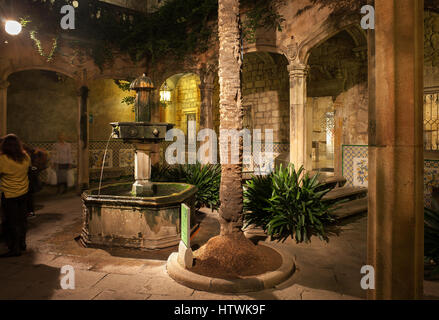 Spain, Barcelona, courtyard and fountain of Casa de l’Ardiaca (Archdeacon's House) at night in Gothic Quarter (Barri Gotic), Historic Archive of the C Stock Photo