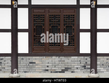 Traditional chinsese windows with brick and white wall, Chengdu, China Stock Photo