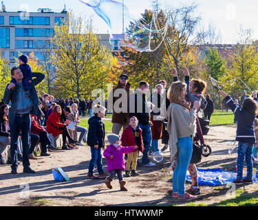 Berlin,Prenzlauer Berg. Mauer park, Wall park, A popular public park, Bubble fun, Children blowing bubbles Stock Photo