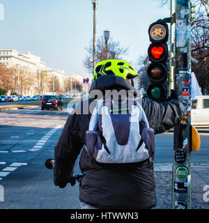 Berlin, Mitte. Cyclist stops in bicycle lane at traffic lights for cyclist - red heart-shaped light on valentine's day Stock Photo