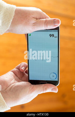 Kardia heart monitor app being used on a Samsung android phone Stock Photo