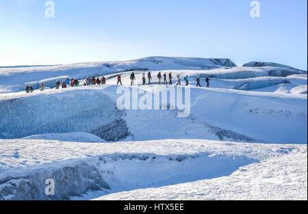 Line of people being led on glacier walk, Svínafellsjökull tongue of Vatnajokull glacier, Skaftatell National Park, Iceland Stock Photo