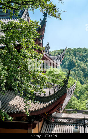 China, Hangzhou. Monastery Soul SanctuaryTemple (Lininsy). Whimsical geometry of the roof of the main hall of the monastery - Hall of Mahavira. Stock Photo