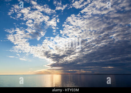 Wolkenformation über der ruhigen Ostsee Stock Photo