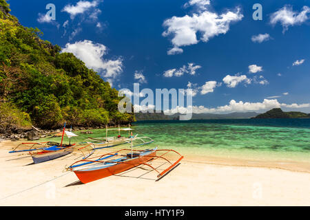 Traditional banca boats at the beach near Cudugnon Cave, El Nido, Palawan Island, Philippines Stock Photo