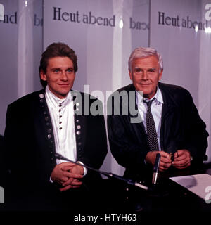 Österreichischer Liedermacher und Moderator Rainhard Fendrich zu Gast bei Jochaim Fuchsberger in der Talkshow 'Heut' abend', Deutschland 1980er Jahre. Austrian songwirter and presenter Rainhard Fendrich, Germany 1980s. Stock Photo