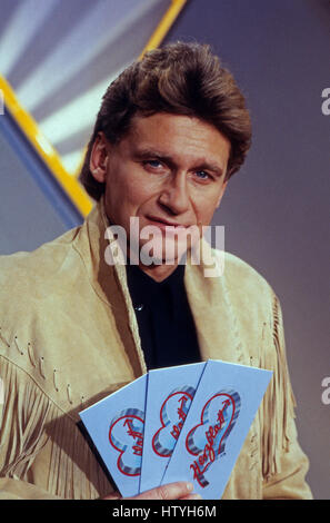 Österreichischer Liedermacher und Moderator Rainhard Fendrich in der Kuppelshow 'Herzblatt', Deutschland 1990er Jahre. Austrian songwirter and presenter Rainhard Fendrich, Germany 1990s. Stock Photo