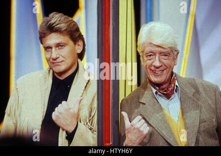 Österreichischer Liedermacher und Moderator Rainhard Fendrich übernimmt die Kuppelshow 'Herzblatt' von Rudi Carrell, Deutschland 1990er Jahre. Austrian songwirter and presenter Rainhard Fendrich, Germany 1990s. Stock Photo