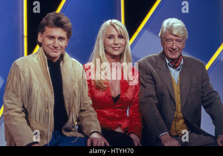 Österreichischer Liedermacher und Moderator Rainhard Fendrich in der Kuppelshow 'Herzblatt', Deutschland 1990er Jahre. Austrian songwirter and presenter Rainhard Fendrich, Germany 1990s. Stock Photo