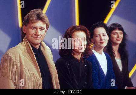 Österreichischer Liedermacher und Moderator Rainhard Fendrich in der Kuppelshow 'Herzblatt', Deutschland 1990er Jahre. Austrian songwirter and presenter Rainhard Fendrich, Germany 1990s. Stock Photo