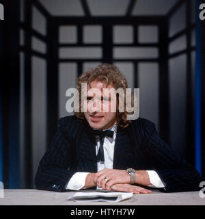 Deutscher Radio- und Fernsehmoderator Thomas Gottschalk zu Gast bei Joachim Fuchsberger in dessen Talkshow 'Heut'abend', Deutschland 1980er Jahre. German radio and TV presenter Thomas Gottschalk at Joachim Fuchsberger's talkshow 'Heut' abend', Germany 1980s. Stock Photo