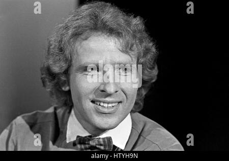 Deutscher Radio- und Fernsehmoderator Thomas Gottschalk zu Gast bei Joachim Fuchsberger in dessen Talkshow 'Heut'abend', Deutschland 1980er Jahre. German radio and TV presenter Thomas Gottschalk at Joachim Fuchsberger's talkshow 'Heut' abend', Germany 1980s. Stock Photo