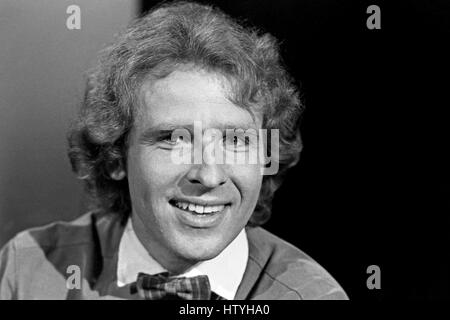 Deutscher Radio- und Fernsehmoderator Thomas Gottschalk zu Gast bei Joachim Fuchsberger in dessen Talkshow 'Heut'abend', Deutschland 1980er Jahre. German radio and TV presenter Thomas Gottschalk at Joachim Fuchsberger's talkshow 'Heut' abend', Germany 1980s. Stock Photo