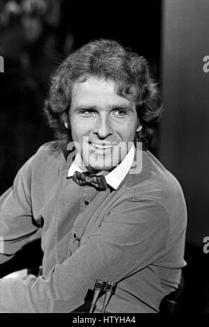 Deutscher Radio- und Fernsehmoderator Thomas Gottschalk zu Gast bei Joachim Fuchsberger in dessen Talkshow 'Heut'abend', Deutschland 1980er Jahre. German radio and TV presenter Thomas Gottschalk at Joachim Fuchsberger's talkshow 'Heut' abend', Germany 1980s. Stock Photo