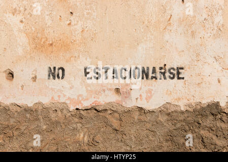 No parking sign ein spanish on wall 'No estacionarse' Stock Photo