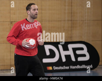 Hamburg, Germany. 15th Mar, 2017. The German national handball goalkeeper Silvio Heinevetter in the Volksbank arena in Hamburg, Germany, 15 March 2017. Photo: Axel Heimken/dpa/Alamy Live News Stock Photo