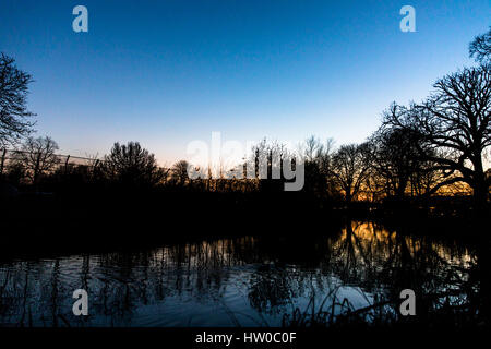 London, UK. 15th Mar, 2017. UK weather. Beautiful, clear dusk and sunset in  Clissold Park,  London. Credit: Carol Moir/Alamy Live News Stock Photo