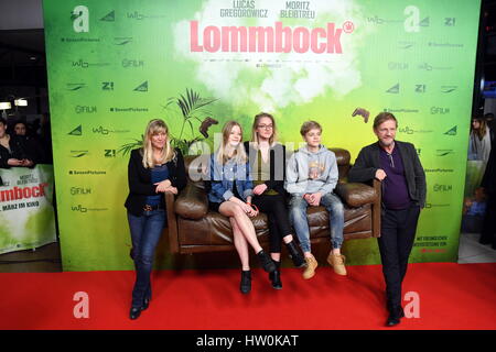 Cologne, Germany. 14th Mar, 2017. Director and producer Soenke Wortmann (R), his wife Cecilia Kunz (L) and children, photographed at the premiere of the movie 'Lommbock' at the Cinedom in Cologne, Germany, 14 March 2017. - NO WIRE SERVICE - Photo: Horst Galuschka/dpa/Alamy Live News Stock Photo