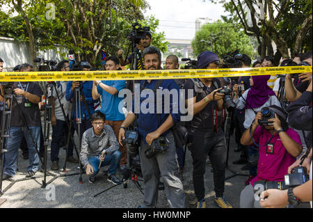 February 23, 2017 - Kuala Lumpur, MALAYSIA - Malaysian police prepare police line at outside the North Korean Embassy compound as they anticipate an upcoming protest by Malaysian youth leaders on February 23, 2017 in Kuala Lumpur, Malaysia. (Credit Image: © Chris Jung via ZUMA Wire) Stock Photo