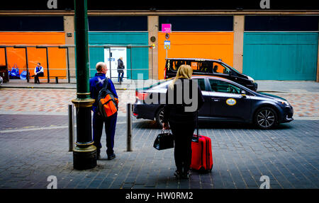 People wait on taxis outside Glasgow Central Station Stock Photo