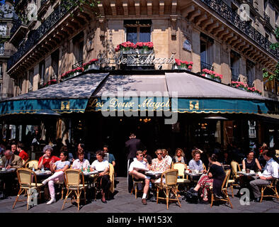 Les Deux Magots pavement cafe, Paris, France Stock Photo