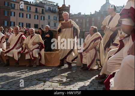 Rome, Italy. 15th Mar, 2017. Opposite the place where Julius Caesar was assassinated by Brutus and other senators conspirators. The fourteenth edition of the historical re-enactment organized by Gruppo Storico Romano. The representation was concluded before the statue of Julius Caesar located at Via Dei Fori Imperiali. Credit: Leo Claudio De Petris/Pacific Press/Alamy Live News Stock Photo