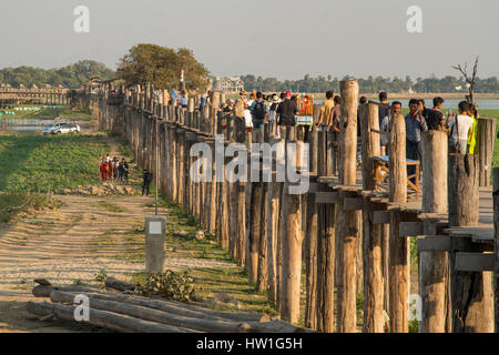 U Bein Bridge over Taungthaman Lake, near Amarapura, Myanmar Stock Photo
