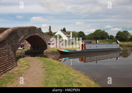 Haywood Bridge, a roving or turnover bridge, where the Staffs and Worcs canal meets the Trent and Mersey Canal Stock Photo
