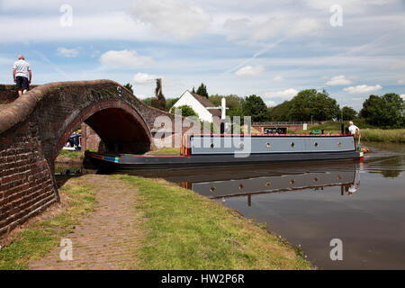 Haywood Bridge, a roving or turnover bridge, where the Staffs and Worcs canal meets the Trent and Mersey Canal Stock Photo